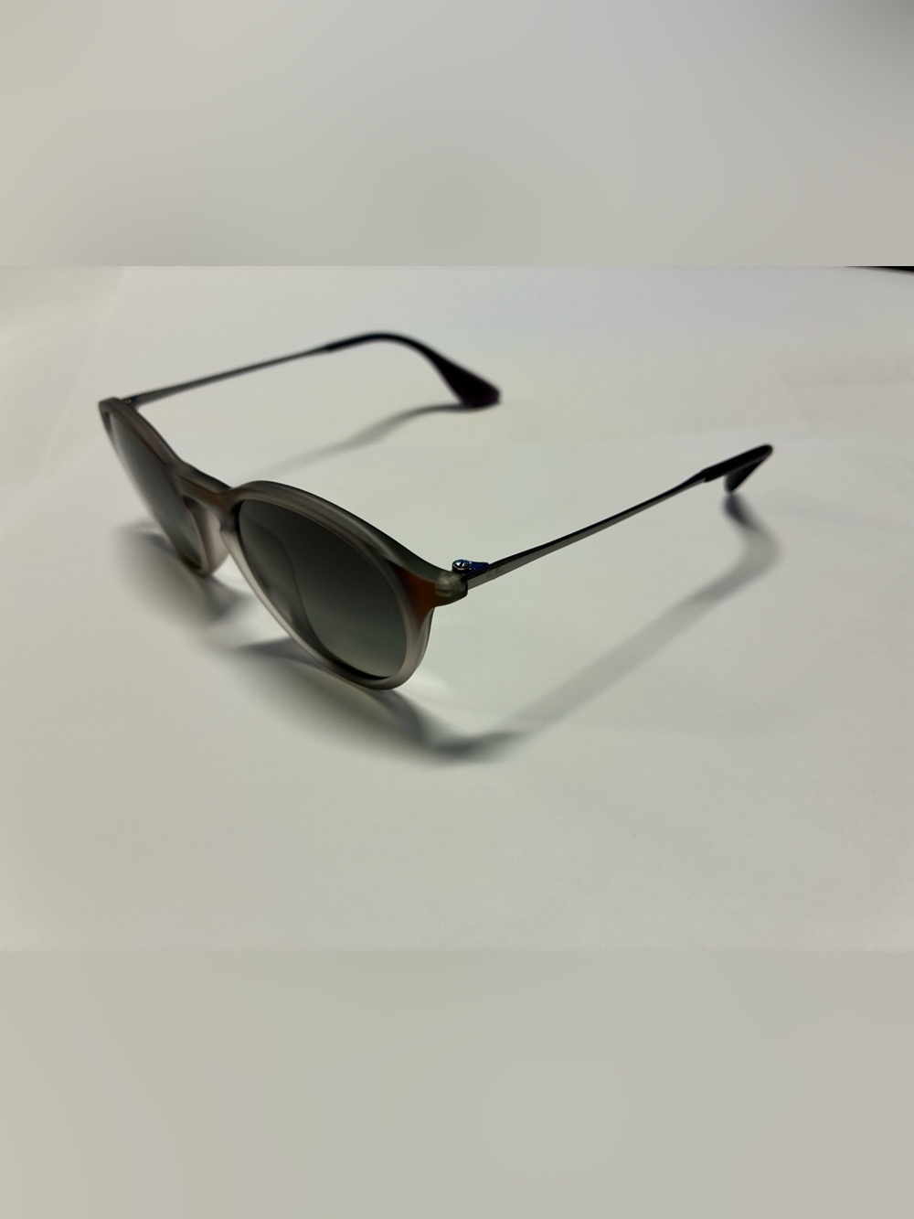 Ray-Ban Round Sunglasses Gray Frames with Dark Lenses